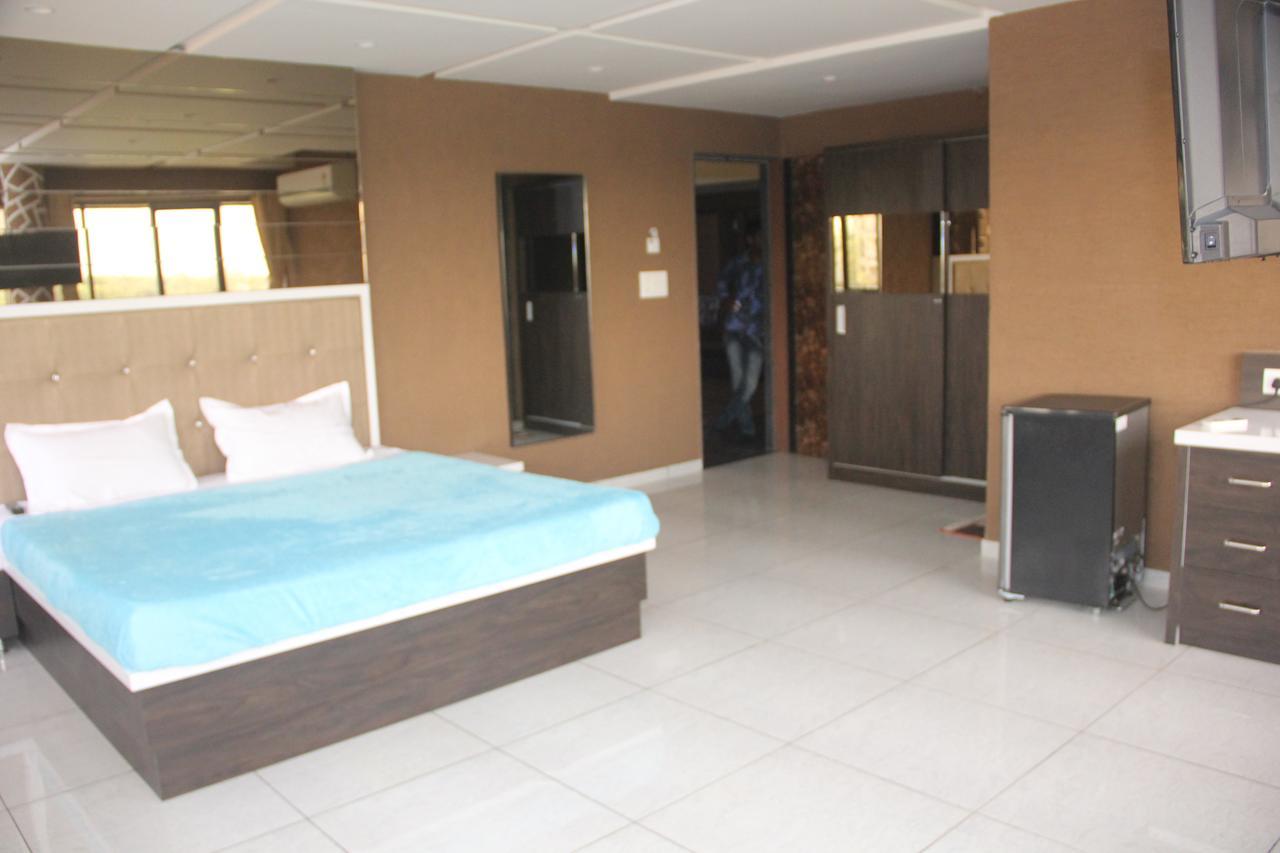 Dev Motel And Banquet Nadiad Екстер'єр фото