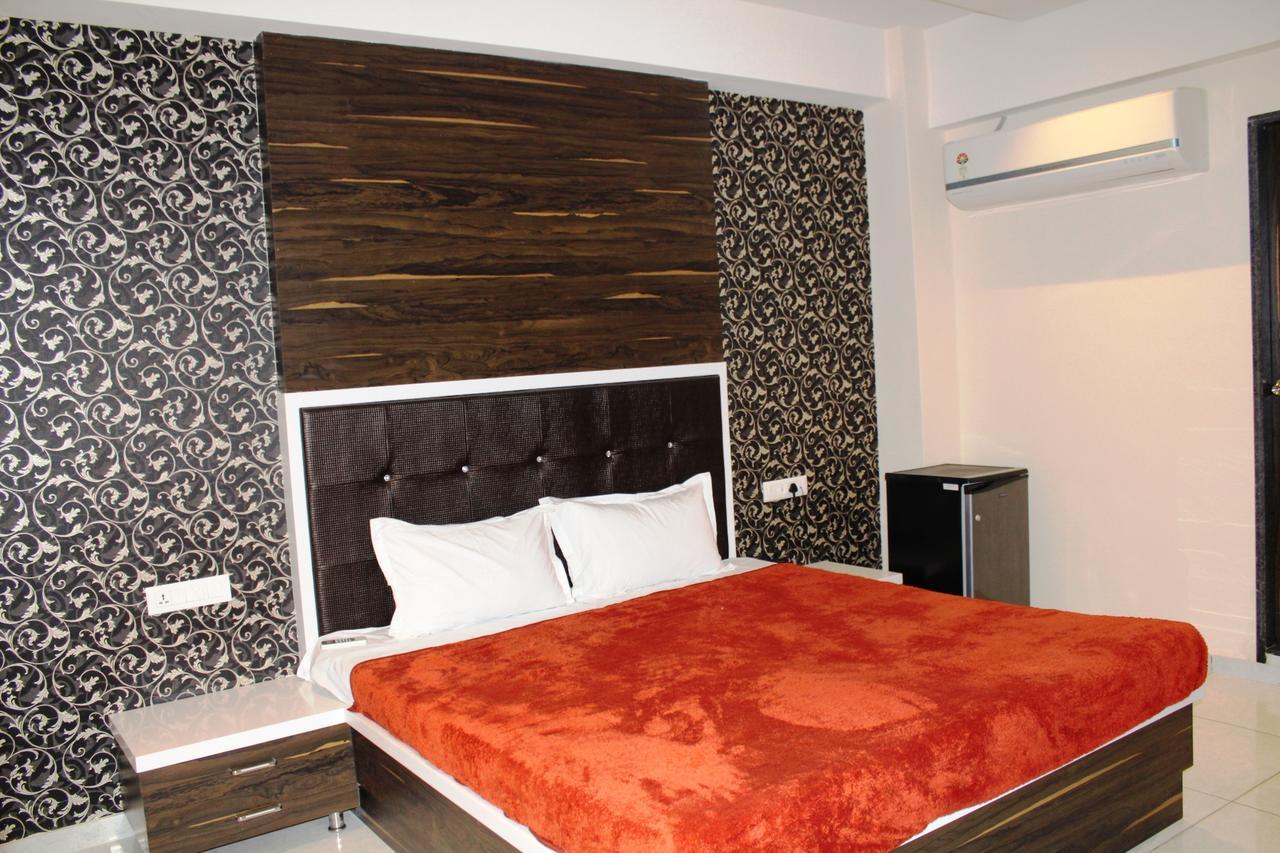 Dev Motel And Banquet Nadiad Екстер'єр фото