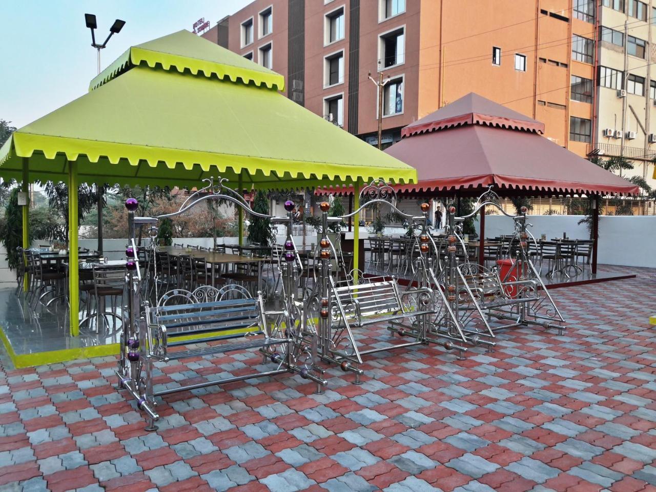Dev Motel And Banquet Nadiad Екстер'єр фото