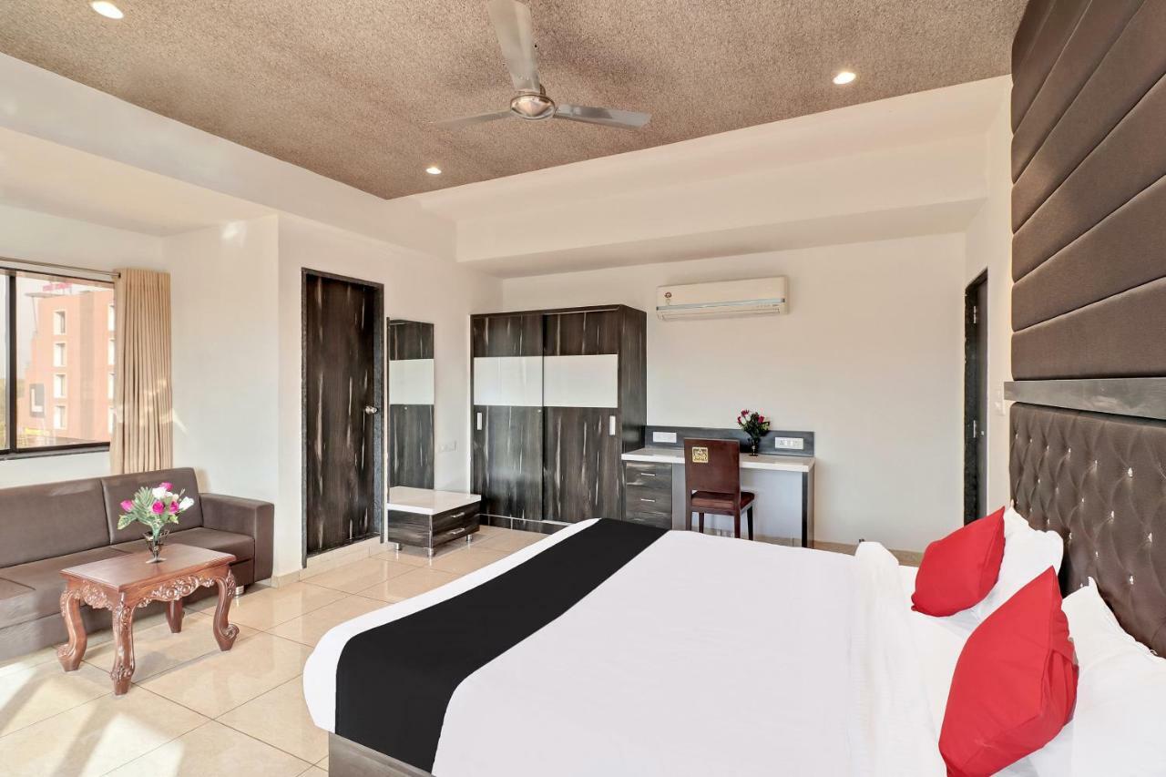 Dev Motel And Banquet Nadiad Екстер'єр фото