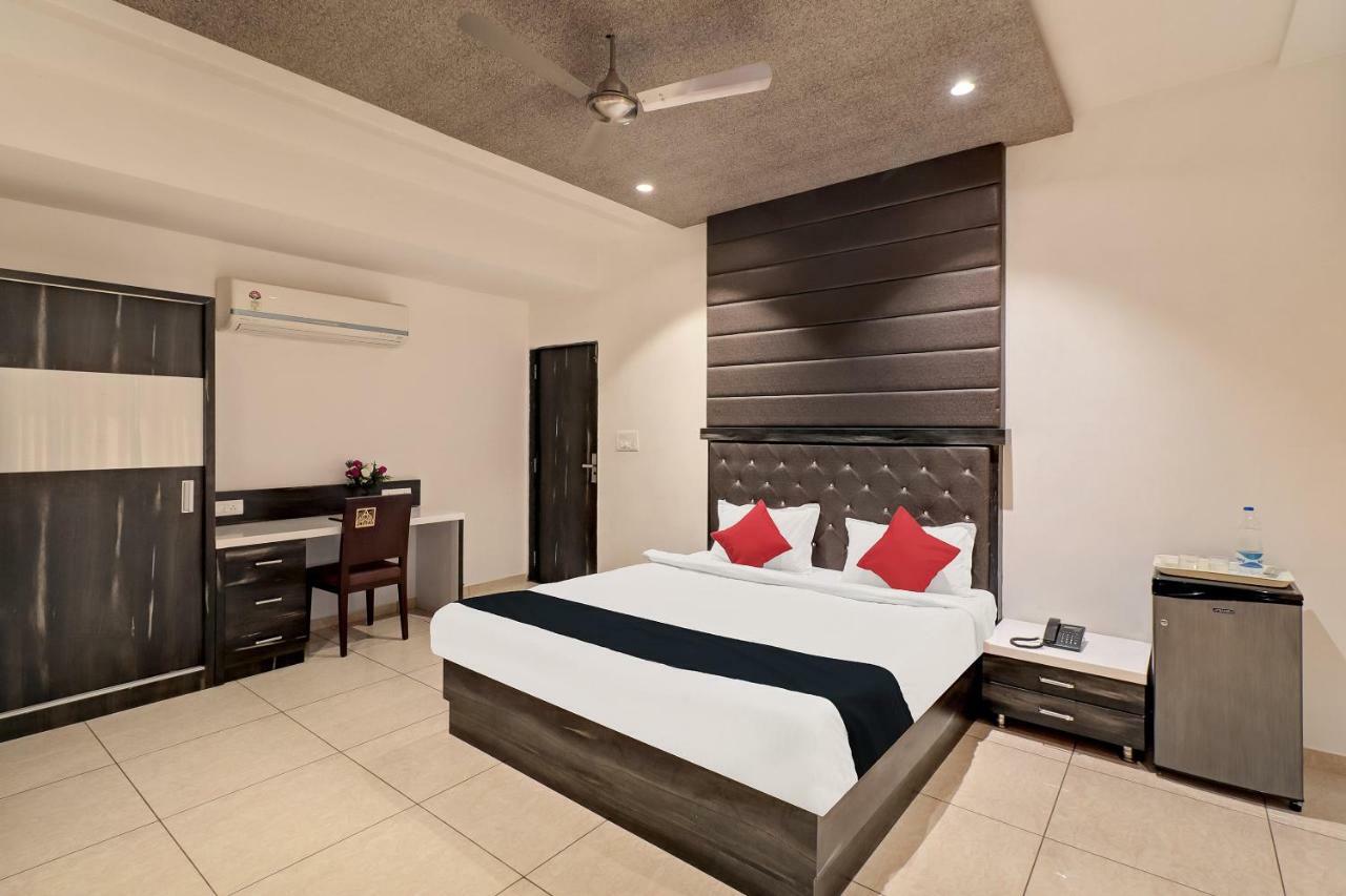 Dev Motel And Banquet Nadiad Екстер'єр фото