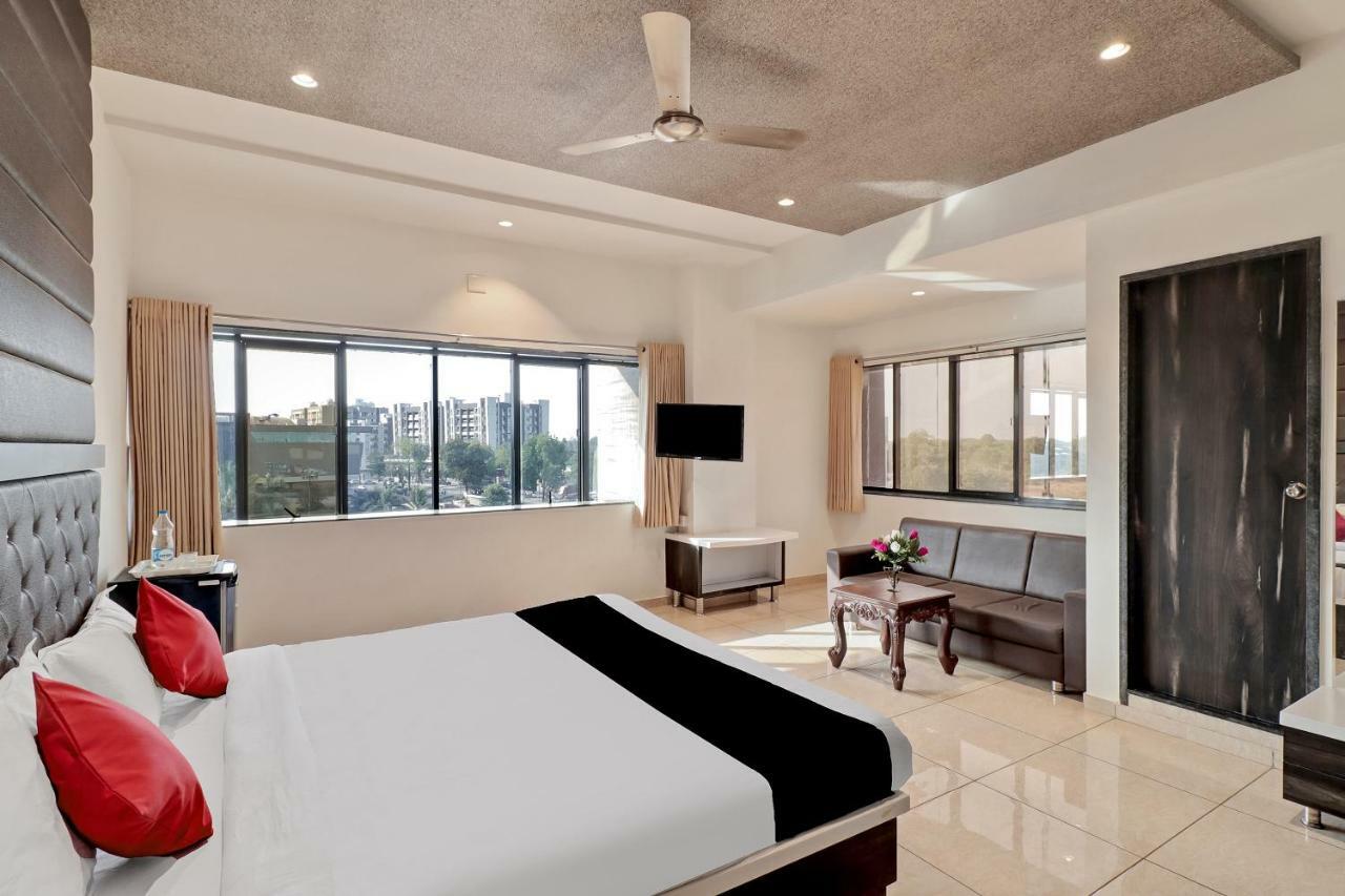 Dev Motel And Banquet Nadiad Екстер'єр фото