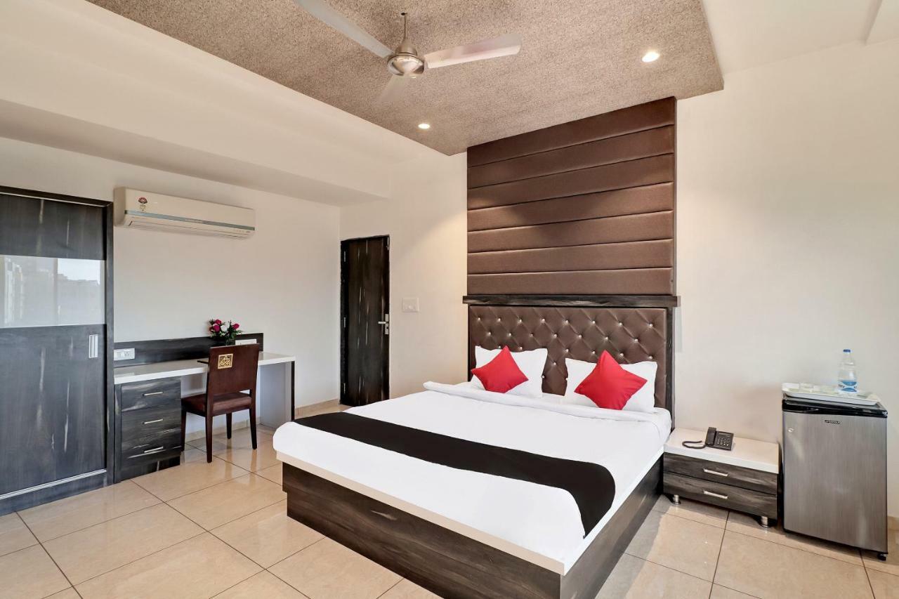 Dev Motel And Banquet Nadiad Екстер'єр фото